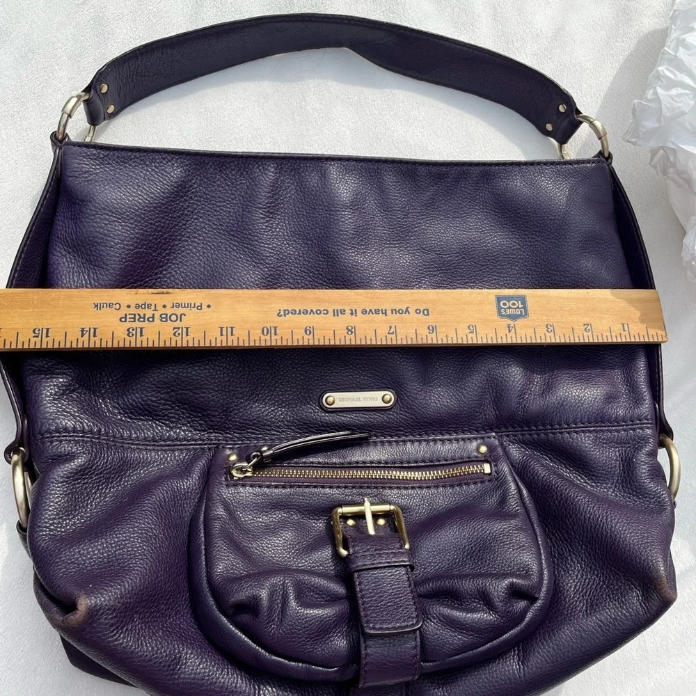 Michael Kors Austin hobo bag crafted from pebbled leather gold-tone hardware.